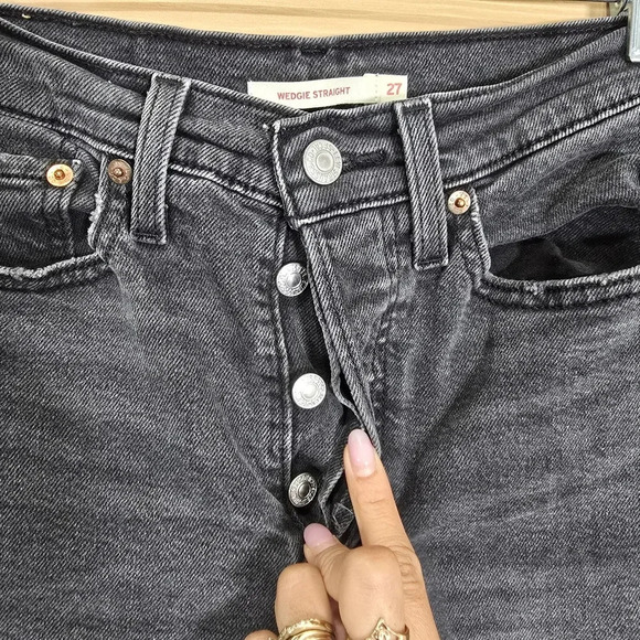 Levi's Women's Wedgie Straight Jeans Size 27 Washed Black Button Fly - Picture 4 of 9